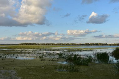 Nehrin üzerindeki bulutlar