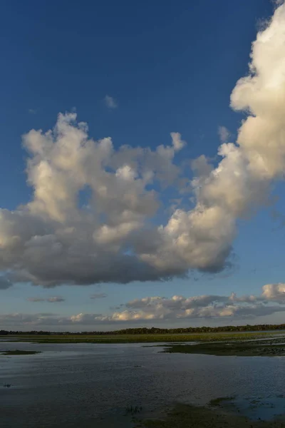 Σύννεφα Πάνω Από Ποτάμι — Φωτογραφία Αρχείου