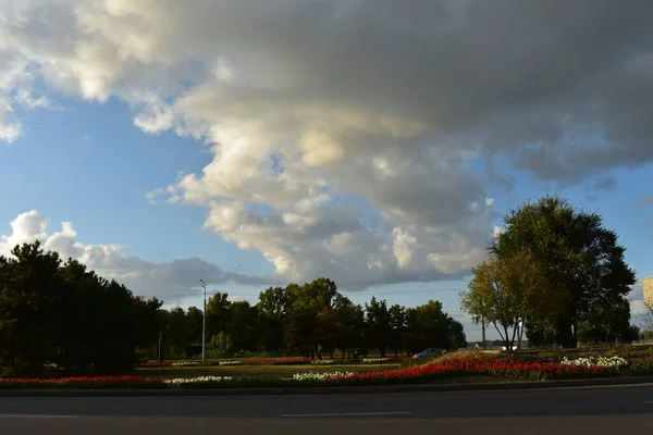 Chmury Nad Rzeką — Zdjęcie stockowe