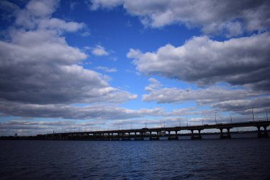 Nehrin üzerindeki köprü