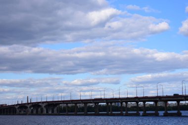 Nehrin üzerindeki köprü