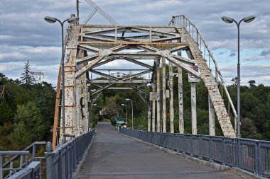 Nehrin üzerindeki köprü