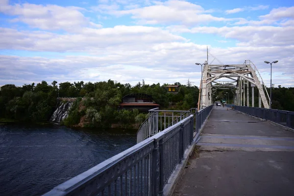 Nehrin üzerindeki köprü