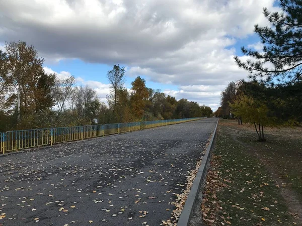 Céu Nublado Sobre Parque Outono — Fotografia de Stock