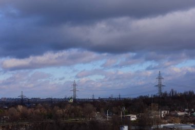 Kışın ormanın üzerinde bulutlar