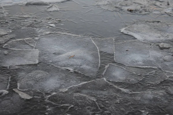 湖で砕いた氷は — ストック写真