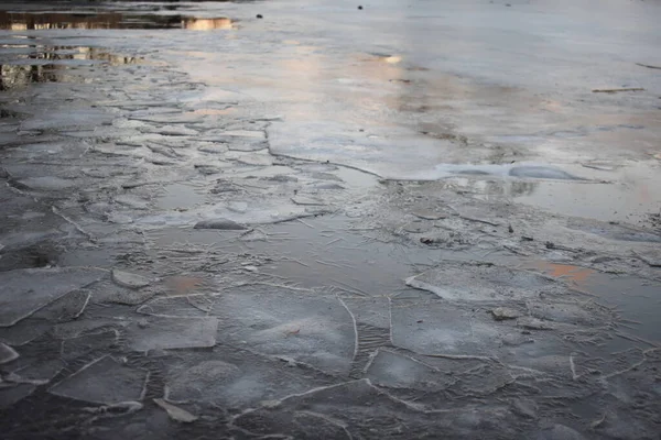 湖で砕いた氷は — ストック写真