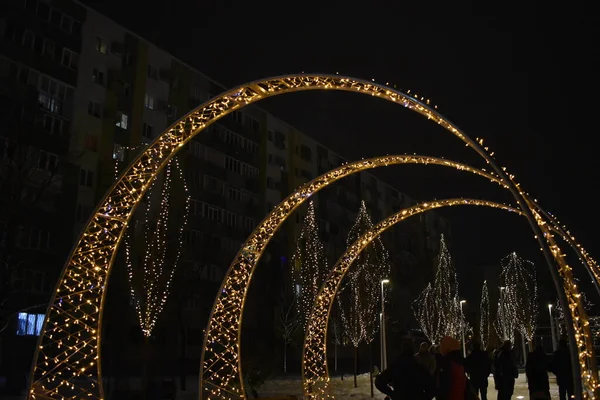 夜光明亮的拱形灯 — 图库照片