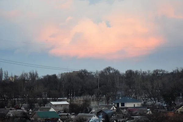 Barevné Zapadající Nebe Nad Vesnicí — Stock fotografie