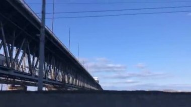 Hareket halindeki arabadan gelen siren sesleri üzerine Dnipro şehri