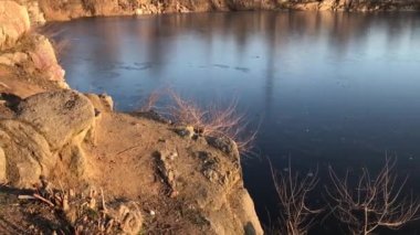 Akşamları Donmuş Göl