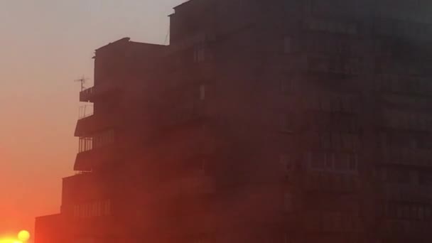 Sonnenaufgang Hinter Fenster Mit Klebeband Abgedichtet — Stockvideo