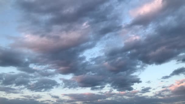 Σύννεφο Ουρανό Στο Ηλιοβασίλεμα Την Άνοιξη — Αρχείο Βίντεο