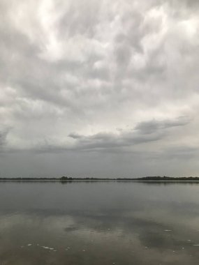 Dnipro nehri üzerinde fırtınalı bir gökyüzü