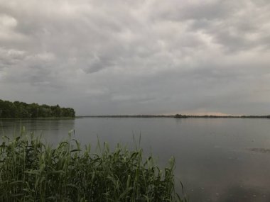 Dnipro nehri üzerinde fırtınalı bir gökyüzü