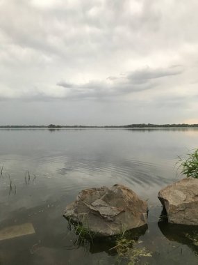 Dnipro nehri üzerinde fırtınalı bir gökyüzü
