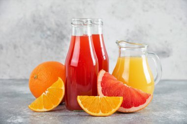 Portakal dilimli greyfurt suyu dolu cam sürahiler. Yüksek kalite fotoğraf