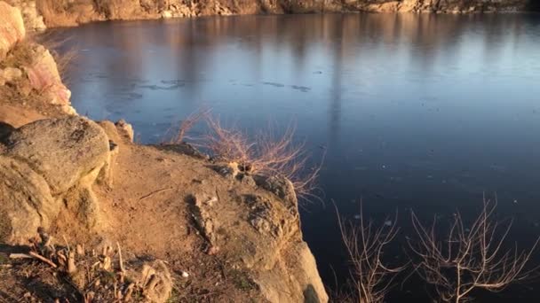 黄金の夕日の光線で凍る湖の夕日 — ストック動画