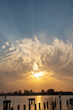 Çin 'in Şangay şehrinde Huangpu nehrinin üzerinde gün batımı