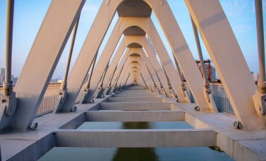 Şangay 'daki Huangpu nehri üzerindeki köprü.