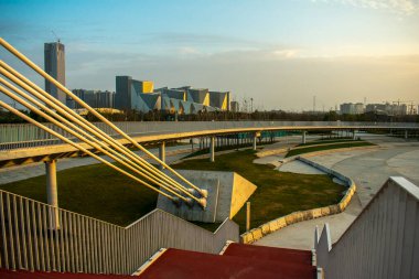 Şangay 'daki Huangpu nehri üzerindeki köprü.