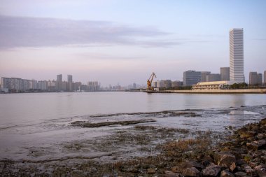 Şangay 'daki Huangpu nehrinin üzerinde gün batımı.