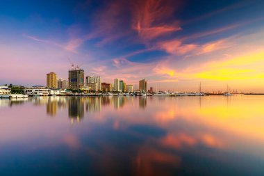 Filipinlerin başkenti Malina ve gün batımında yakalanan bir okyanus