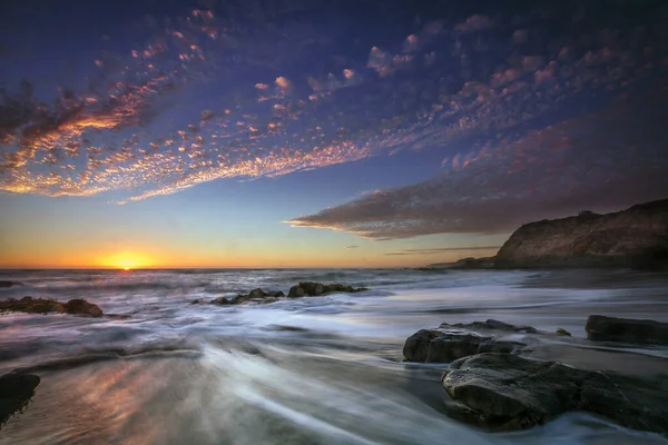 Uma Bela Vista Uma Praia Com Momentos Durante Pôr Sol — Fotografia de Stock