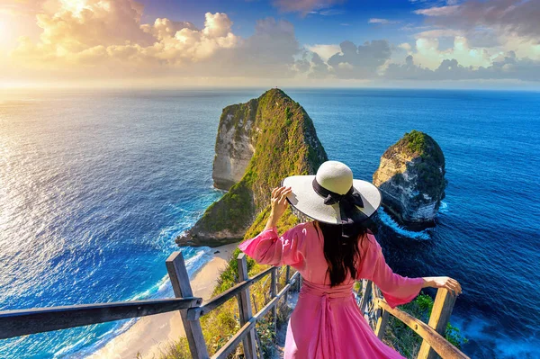 Endonezya, Bali 'deki Nusa Penida Adası' ndaki Kelingking Plajı 'nda yürüyen kadın..