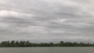 Nehir boyunca bulutlu bir gökyüzü Kano üzerinde