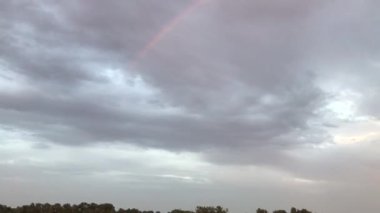 Nehrin üzerinde gökkuşağı