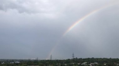 Yazın gökkuşağı şehrin üzerinde
