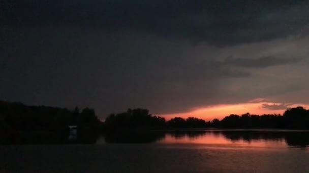 Błyskawica Nad Rzeką Zachodzie Słońca — Wideo stockowe