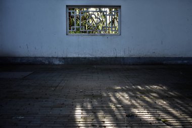 Şangay halk parkında, Çin 'de duvardaki pencere.