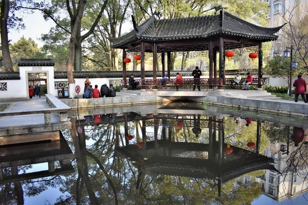 Alcôve Style Chinois Près Étang Dans Parc Public Avec Des — Photo