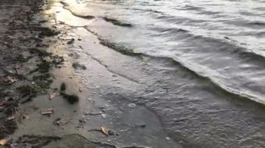 Sonbaharda nehirde gün batımı