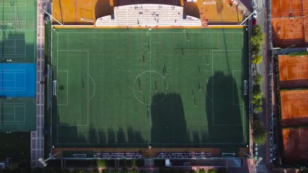 Vista Plano Aéreo Campo Futebol Equipes Que Jogam Hora Pôr — Vídeo de Stock