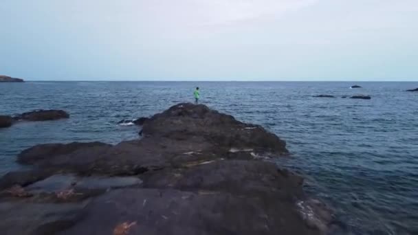 Ταξιδεύοντας Πίσω Από Έναν Ψαρά Πετώντας Ράβδο Στη Θάλασσα Μέθοδός — Αρχείο Βίντεο