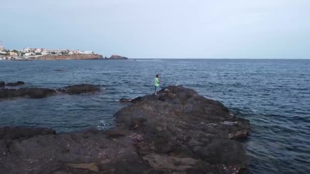 Ψαράς Ρίχνει Καλάμι Ψαρέματος Εξασκείται Περιστρέφεται Από Ένα Βράχο Πάνω — Αρχείο Βίντεο