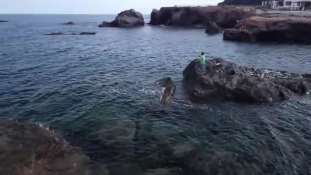 Pesca Pescadores Modalidad Giro Recogiendo Caña Lanzándola Nuevo Mar Desde — Vídeo de stock