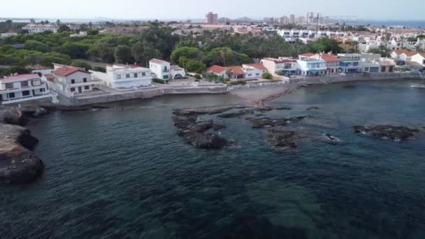 Viajando Pescador Recogiendo Caña Del Mar Algunas Rocas Una Ciudad — Vídeos de Stock