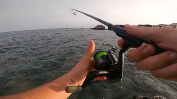 Nézőpont Egy Halász Dobja Horgászbot Tengerbe Néhány Szikláról Láthatjuk Kezét — Stock videók