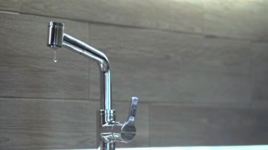 Damlayan su, sağdaki boşluğu kopyala, su tasarrufu kavramı.