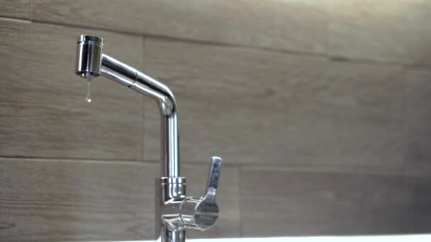 Kraan Druipend Water Kopieer Ruimte Naar Rechts Een Hand Verschijnt — Stockvideo