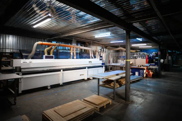 Madera apilada producción de madera de pino para procesamiento y producción de muebles en la empresa de carpintería, fábrica industrial de puertas —  Fotos de Stock