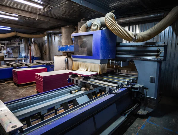 Madera apilada producción de madera de pino para procesamiento y producción de muebles en la empresa de carpintería, fábrica industrial de puertas —  Fotos de Stock