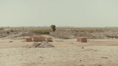 Pakistan 'da köle işçi çalıştıran bir tuğla fabrikası. Kölelik