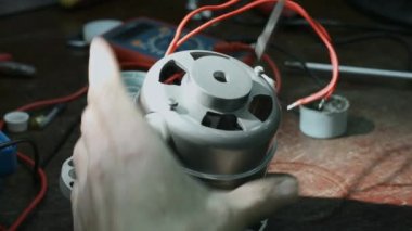 Elektrikçiler kontrol panelindeki elektrik akımını test ediyorlar. Elektrik mühendisi elektrik kabinesinde voltaj ve elektrik akımını ölçen bir testçi. 4K FOOTAJ