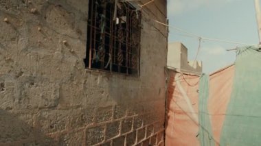 Karachi, Pakistan. Pakistan 'da kölelerin ya da rehinelerin esir tutulduğu bir ev. Pencere ve kafesler. Yasadışı köle ticareti. Kölelik