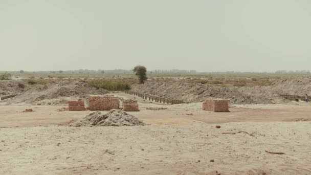 奴隷労働を利用したパキスタンのレンガ工場。奴隷制 — ストック動画